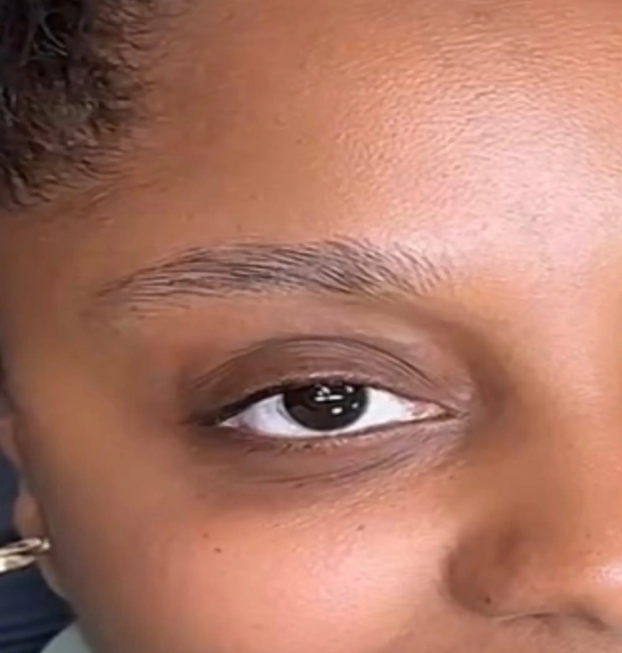 artist applying ombre brows